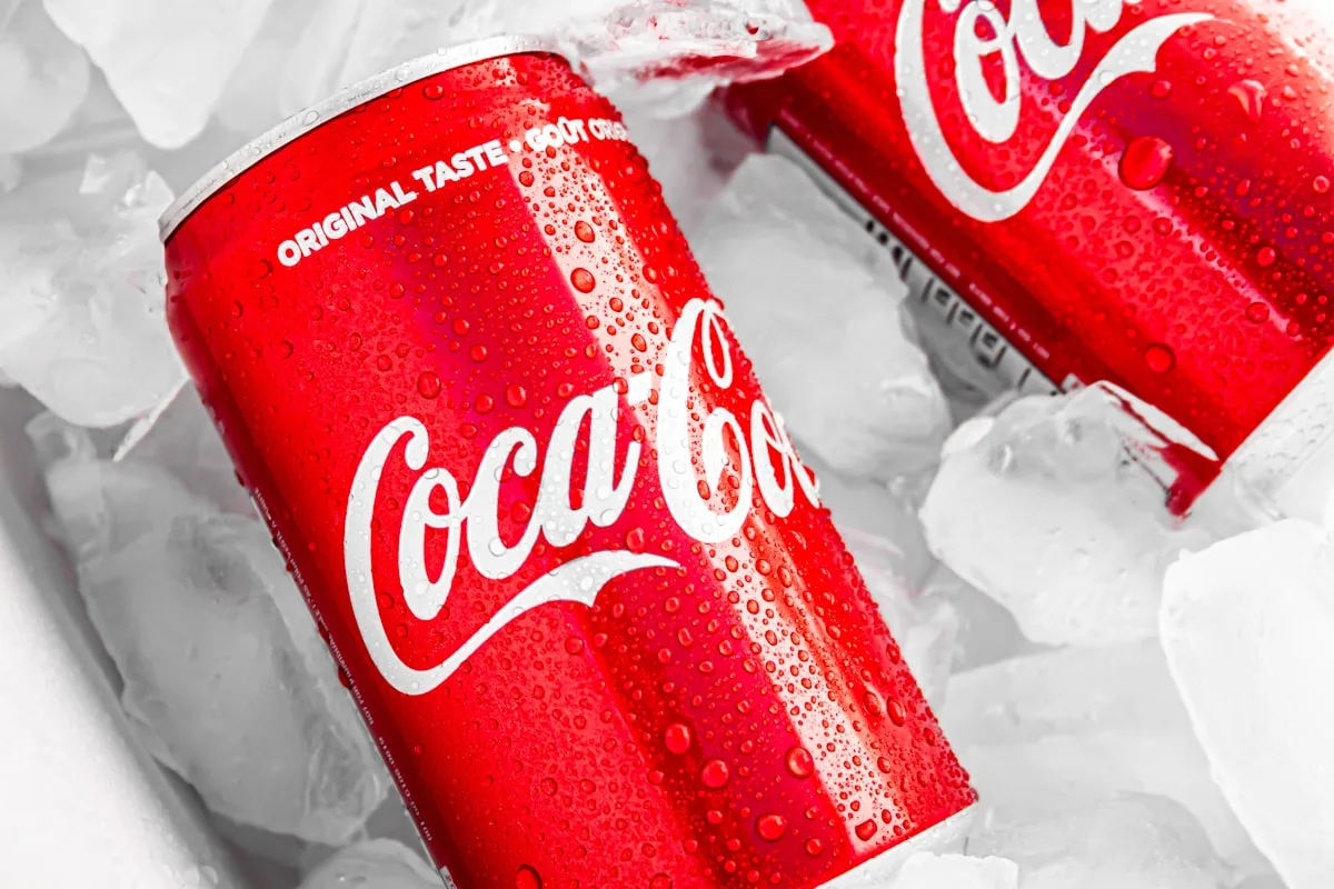 Vintage cola cans representing the era of the New Coke launch and reformulation controversy